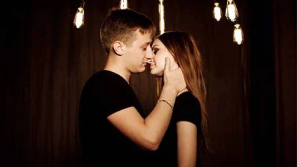 சர்வதேச முத்த தினம்: முத்தம் தர ஏற்ற இடம்... எந்த ராசிக்காரர்கள் எப்படி  முத்தம் கொடுப்பதில் கில்லாடி | International Kissing Day: Mesham to Meenam  Kissing Styles - Tamil Oneindia