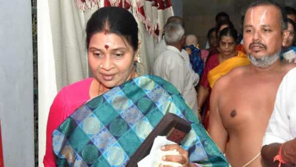 Durga Stalin visits Kanchipuram temple Durga Stalin visits Kanchipuram temple