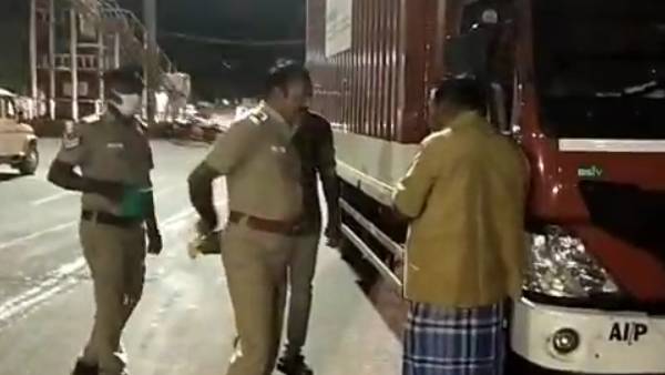 வாகனங்கள் நிறுத்தம்