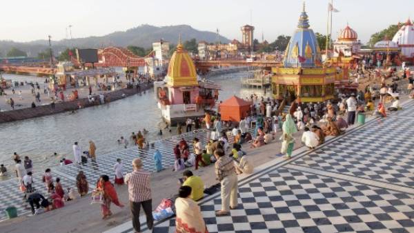 கொரோனாவா.. அப்படின்னா.. ஊரடங்கு தளர்த்தியதும்.. ஹரித்வாரில் குளிக்க கூட்டமோ கூட்டம் 