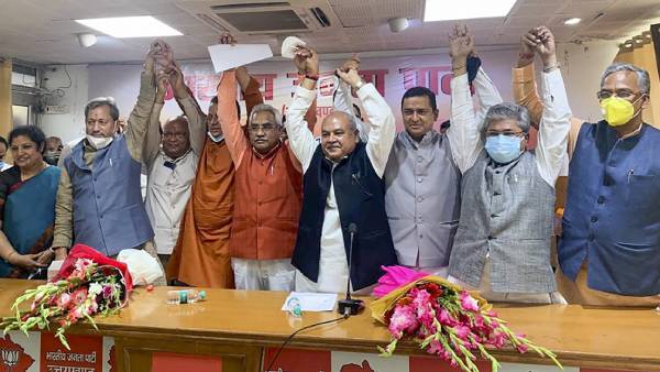 பதவியேற்கவே இல்லை- உத்தரகாண்ட் முதல்வர் புஷ்கர்சிங் தாமிக்கு எதிராக 35 பாஜக எம்எல்ஏக்கள் போர்க்கொடி? 