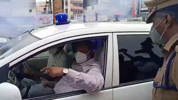 காரை நிறுத்திய கலெக்டர்