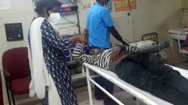 வாலிபரை காரில் அழைத்துச் சென்ற அமைச்சர்