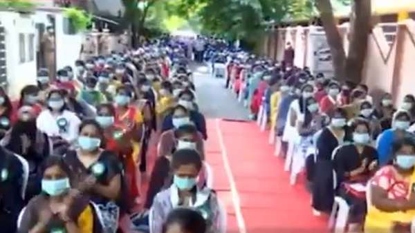 வயதான தம்பதியினருக்கு வணக்கம்