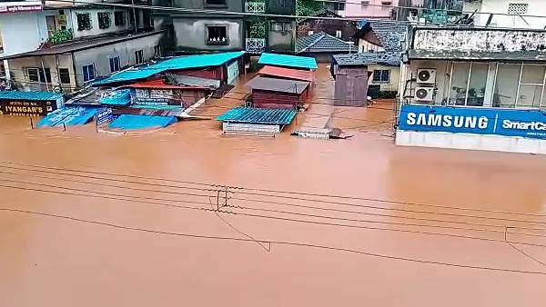 கடும் வெள்ளப்பெருக்கு