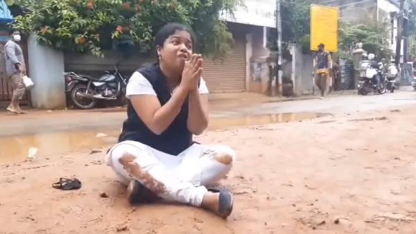 101 சவரன் போட்டும் பத்தலையா.. இன்னும் வாங்கியாரேன்.. என்னுடன் வாழுங்க.. அழுது புரண்ட பெண் வக்கீல் 