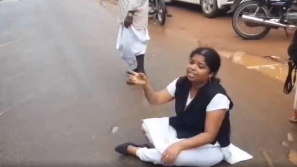வெளியே தள்ளிய குடும்பம்