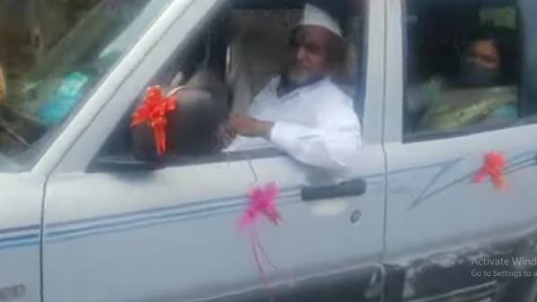 அணி வகுத்த வாகனங்கள்