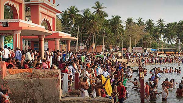 ராமேஸ்வரத்தில் தர்ப்பணம்