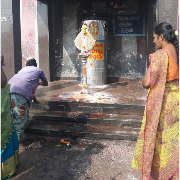 கோவிலுக்கு பக்தர்கள் வருகை
