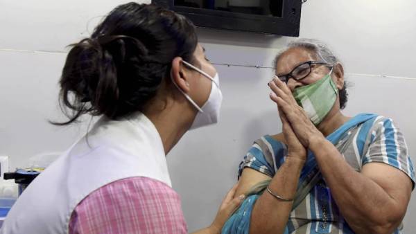 கேரளாவின் மாபெரும் சாதனை..ஒரே நாளில் 4.50 லட்சம் பேருக்கு வேக்சின்.. தீவிர நடவடிக்கையில் வீணா ஜார்ஜ்