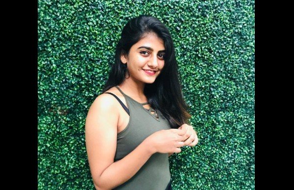 பார்வை எங்கேயோ போகுது