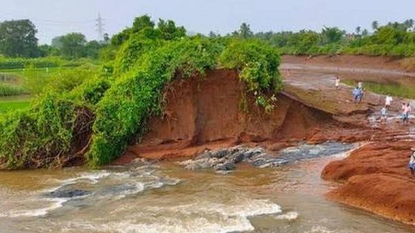 The Keezh Bavani canal broke and flooded 5 villages The Keezh Bavani canal broke and flooded 5 villages