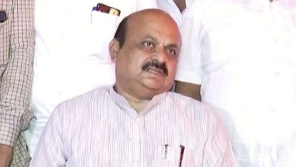 ராஜினாமா செய்தார்