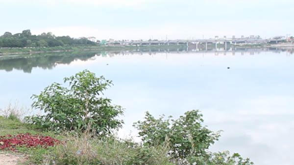 கால்வாயில் தேங்கியுள்ள குப்பை