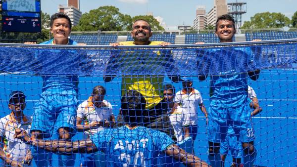 Political and cinema celebrities have been congratulating the historic Indian hockey team Political and cinema celebrities have been congratulating the historic Indian hockey team