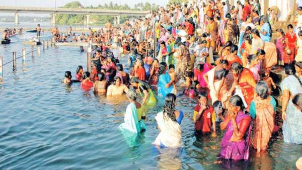 Aadi perukku 2021: People worshiping on the banks of the river due to the ban on holy bathing Aadi perukku 2021: People worshiping on the banks of the river due to the ban on holy bathing
