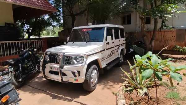 ஜீப்பில் போலீஸ் என எழுதியிருந்தது