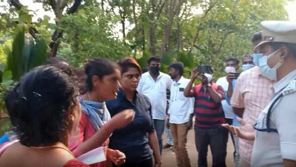 குடும்பத்துடன் தர்ணா