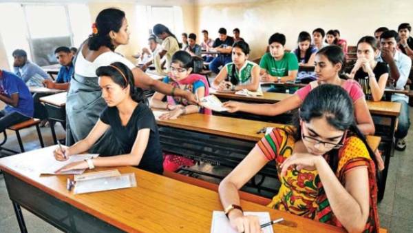 நீட் தேர்வு எழுதிய மாணவர்கள்