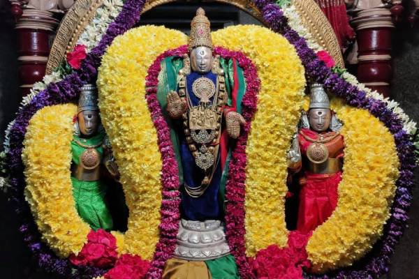 ஏழுமலையான் பட்டு வஸ்திரம்