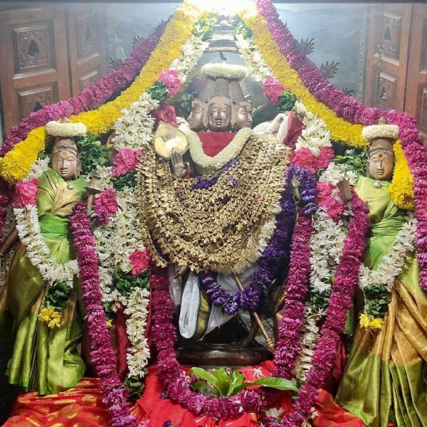 ஊர்வலமாக வந்து சமர்ப்பணம்