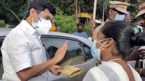 காலில் விழ முற்பட்ட பெண்