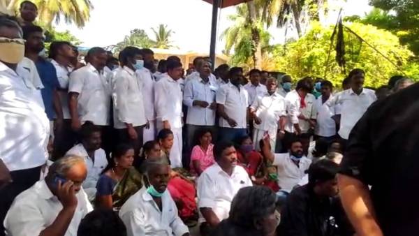 AIADMK cadres protest against DVAC action against K.C.Veeramani AIADMK cadres protest against DVAC action against K.C.Veeramani