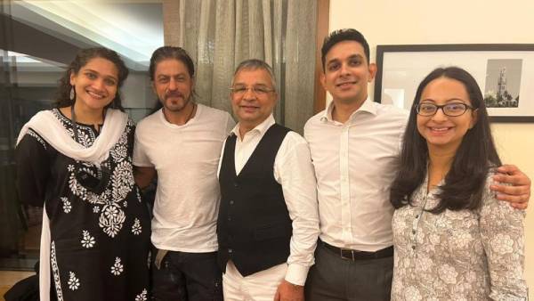 பிறந்த நாள் பரிசு.. ஆர்யன் கான் விடுதலையால் பூரிப்பில் ஷாருக் கான்! வழக்கறிஞர்கள் குழுவுடன் 'க்ளிக்'