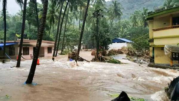 கேரளாவில் கனமழையால் வெள்ளப்பெருக்கு.. நிலச்சரிவில் சிக்கி 9 பேர் பலி.. இன்று மிக அதிக கனமழை! 