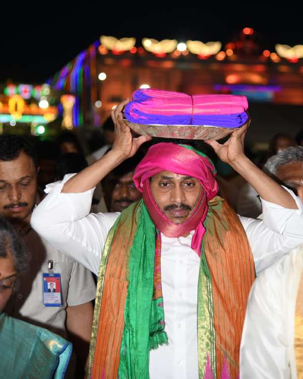Thirumalai Brahmorsavam Garuda Seva: CM Jaganmohan Reddy presents pattu vastram to Ezhumalayan Thirumalai Brahmorsavam Garuda Seva: CM Jaganmohan Reddy presents pattu vastram to Ezhumalayan