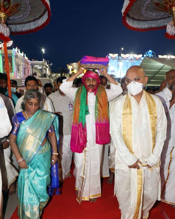 Thirumalai Brahmorsavam Garuda Seva: CM Jaganmohan Reddy presents pattu vastram to Ezhumalayan Thirumalai Brahmorsavam Garuda Seva: CM Jaganmohan Reddy presents pattu vastram to Ezhumalayan