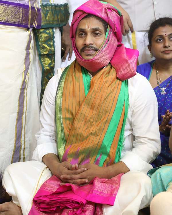 Thirumalai Brahmorsavam Garuda Seva: CM Jaganmohan Reddy presents pattu vastram to Ezhumalayan Thirumalai Brahmorsavam Garuda Seva: CM Jaganmohan Reddy presents pattu vastram to Ezhumalayan