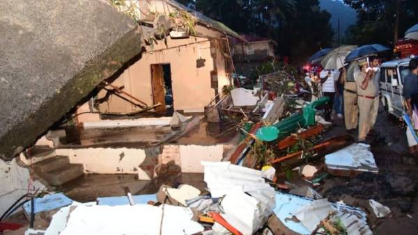 நீரில் மூழ்கிய வீடுகள்.. கழுத்து வரை தண்ணீர்.. கேரளாவில் ஏற்பட்ட வெள்ளம்.. அதிர்ச்சி தரும் வீடியோஸ் 