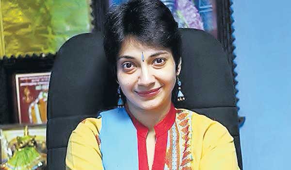 மதுவந்தி வீட்டுக்கு சீல்.. பைனான்ஸ் நிறுவனத்தில் ரூ.1 கோடி வாங்கி திரும்ப  செலுத்தவில்லை என புகார் | BJP supporter Madhuvanthi didnt repay due  officers sealed her Chennai ...