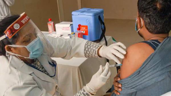 இரு தவணை டோஸில் உ.பி. முதலிடம்.. ஒரு தவணை டோஸில் உத்தரகண்ட்.. இந்தியா சாதனை 