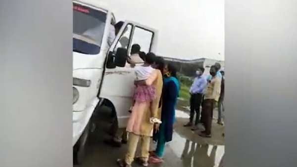 நடுரோட்டில் வாகனம்