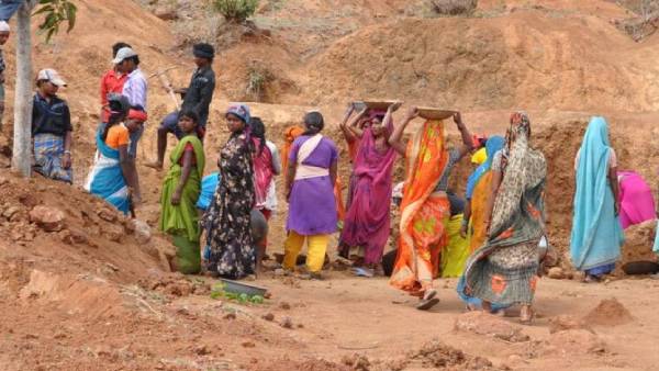 100 நாள் வேலை..! மத்திய அரசு ஒதுக்கிய நிதி காலி! சம்பளம் கொடுக்க முடியாமல்  தடுமாறும் மாநிலங்கள்! | Shortfall in funding in the first half of the  current financial year for ...