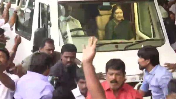 ஜெ. பிரசார வாகனத்தில் சசிகலா தென்மாவட்டங்களில் சுற்று பயணம்- தேவர் குருபூஜையில் பங்கேற்பு! 