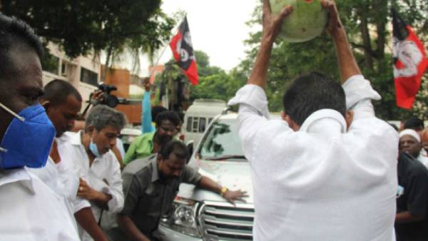 ஜெ. சமாதியில் தியானம்