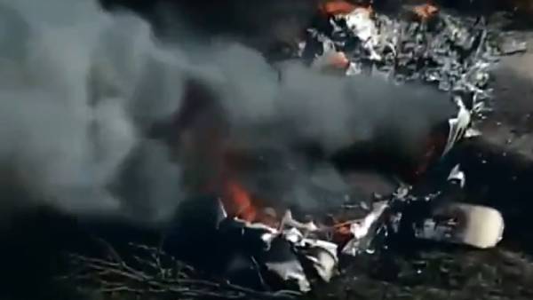  வானிலிருந்து தீ பிடித்து நொறுங்கி விழுந்த விமானம்.. 21 பயணிகளும் பாதுகாப்பாக வெளியே வந்த அதிசயம் 