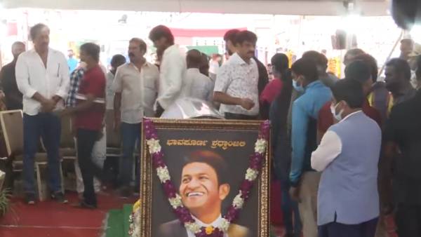 பெங்களூரில் குவிந்த லட்சக்கணக்கான ரசிகர்கள்.. புனித் ராஜ்குமார் உடலுக்கு கண்ணீர் அஞ்சலி.. நாளை தகனம்