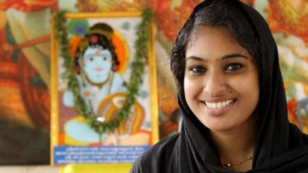 கேரளாவில் கிருஷ்ணர் படங்களை வரையும் முஸ்லிம் பெண்