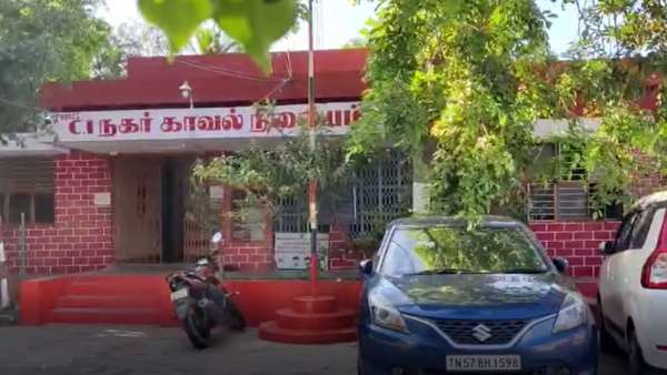 இளம் பெண்கள்