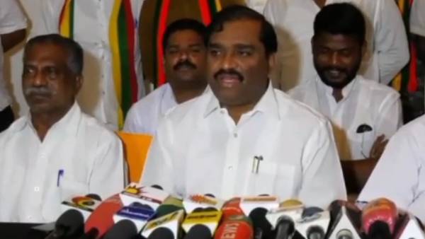 வேளாண் கல்லூரியில் மாணவர்கள்