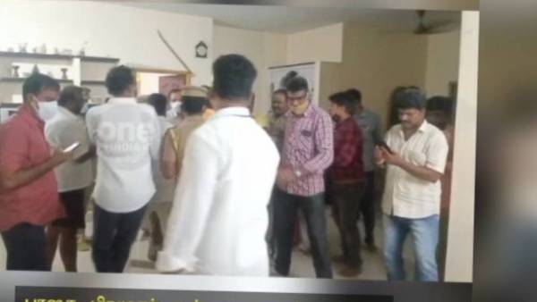 போலீசில் புகார்