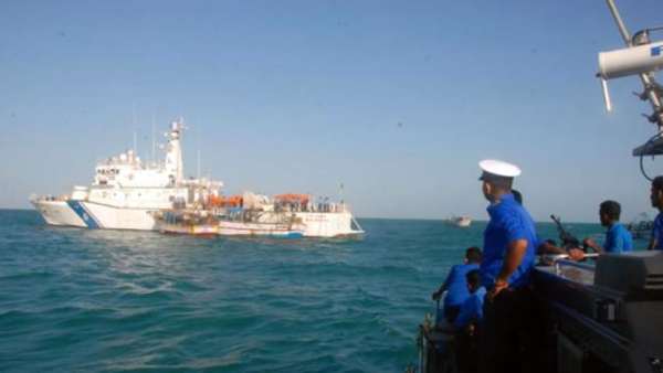 தமிழக மீனவர்கள் படகு மீது கப்பலை விட்டு மோதி இலங்கை கடற்படை அட்டூழியம்.. கடலில் விழுந்த மீனவர் கதி? 