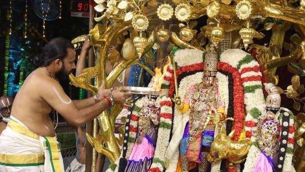 நன்கொடை வழங்கும் பக்தர்கள்