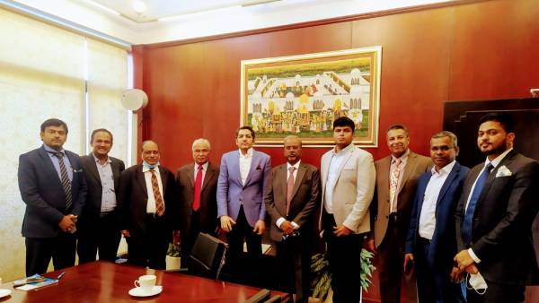 Abu Dhabi Tamil Sangam executives urged the Indian ambassador to cancel the Corona testing fee in airports Abu Dhabi Tamil Sangam executives urged the Indian ambassador to cancel the Corona testing fee in airports