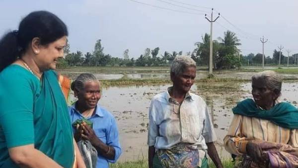 பெண்களிடம் நலம் விசாரித்தார்